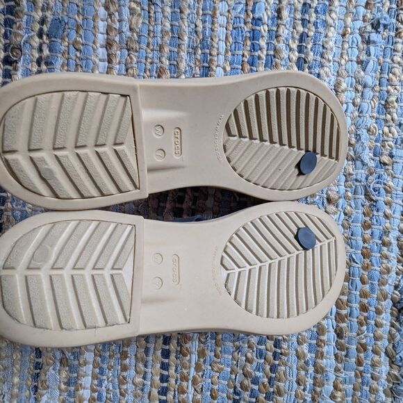 Crocs Black Tan Thong Flip Flops Sandals 7 Lightweight Comfort Minimalist Beach - Picture 6 of 7